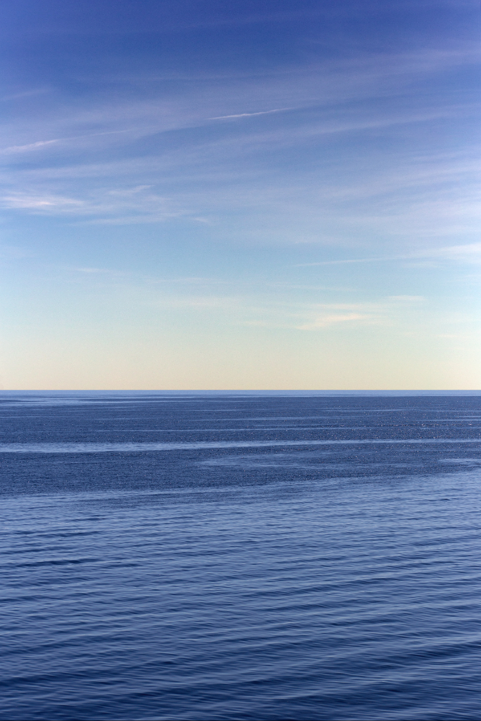Mar calmo no horizonte, ao amanhecer