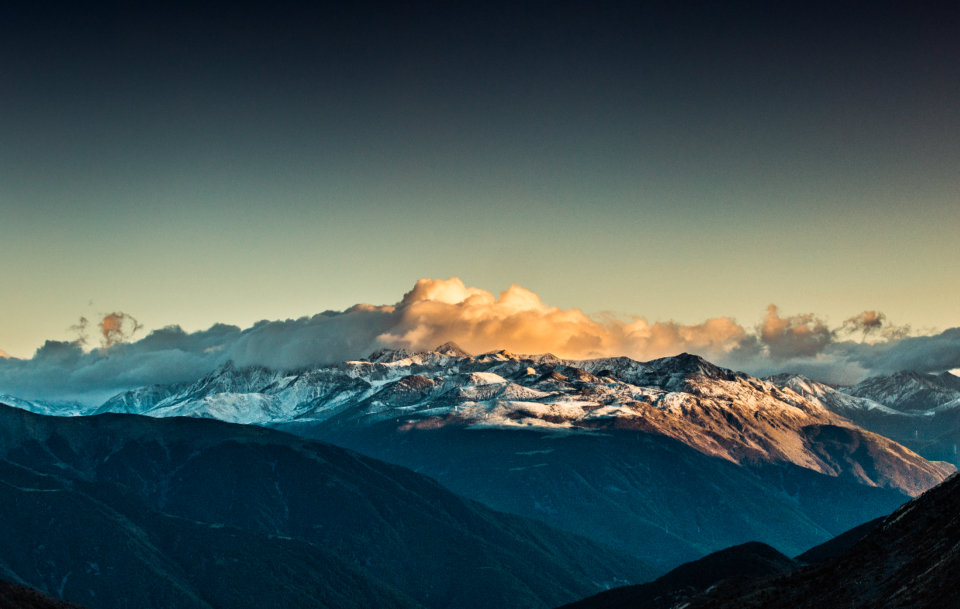 Amanhecer sobre as montanhas